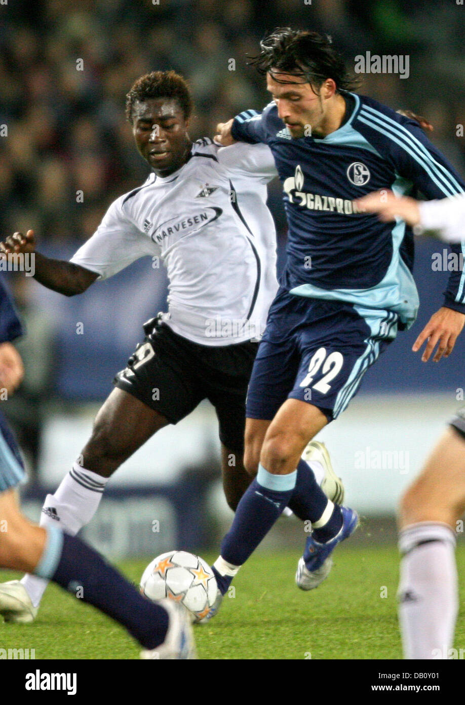 Kevin Kuranyi (R) di FC Schalke 04 combatte per la palla con Alexander Tettey di Rosenborg BK durante la finale della Champions League a Lerkendal-Stadium a Trondheim, Norvegia, 03 ottobre 2007. Foto: Roland Weihrauch Foto Stock