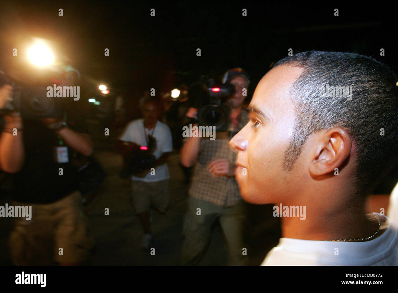 British Formula One rookie Lewis Hamilton della McLaren Mercedes lascia un incontro con Motorsport corpo direttivo FIA funzionari indagare sulle circostanze di un incidente che si è verificato durante il GP del Giappone lo scorso fine settimana a Shanghai International Circuit vicino a Shanghai, Cina, 05 ottobre 2007. 2007 la Formula 1 Gran Premio della Cina si terrà il 7 ottobre 2007. Foto: GERO Foto Stock