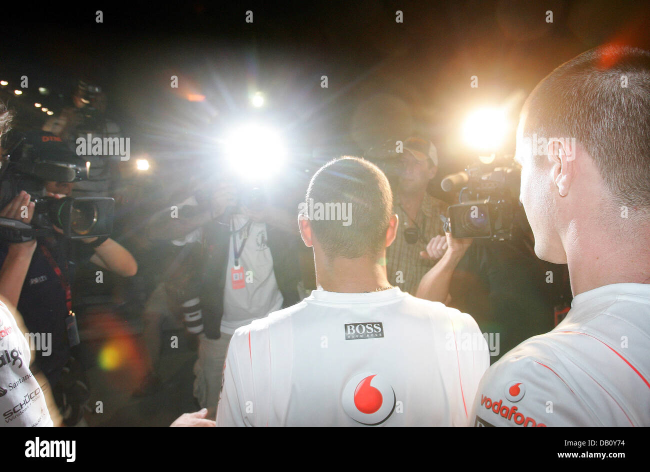 British Formula One rookie Lewis Hamilton della McLaren Mercedes (C) lascia un incontro con Motorsport corpo direttivo FIA funzionari indagare sulle circostanze di un incidente che si è verificato durante il GP del Giappone lo scorso fine settimana a Shanghai International Circuit vicino a Shanghai, Cina, 05 ottobre 2007. 2007 la Formula 1 Gran Premio della Cina si terrà il 7 ottobre 2007. Foto: G Foto Stock