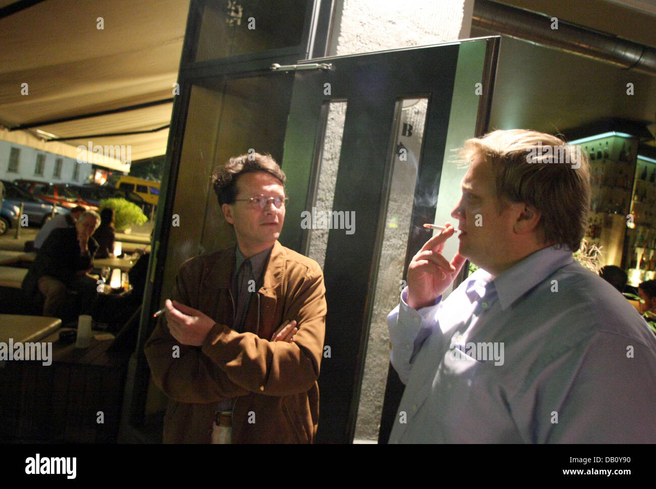 I fumatori hanno il fumo al di fuori di un bar in Francoforte sul Meno, Germania, 04 ottobre 2007. Dal 01 ottobre 2007 il divieto di fumare nei ristoranti e nei bar ha entrato in vigore nello stato dell'Assia. Foto: Frank Rumpenhorst Foto Stock