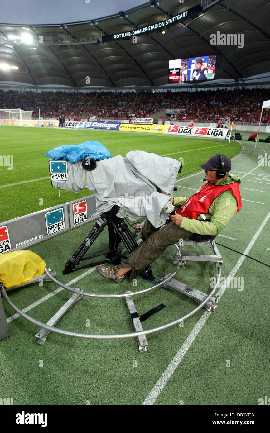 Il file immagine, datata 10 agosto 2007 mostra un uomo della telecamera in azione durante la Bundesliga corrispondono a Stuttgart vs Schalke 04 a Stuttgart, Germania. Cinque anni dopo il suo disastro finanziario ex magnate dei media Leo Kirch ha acquisito i diritti di marketing per la Bundesliga tedesca da DFB con la sua nuova impresa Sirius e distribuirà loro come intermediario dal 2009. Per il Foto Stock