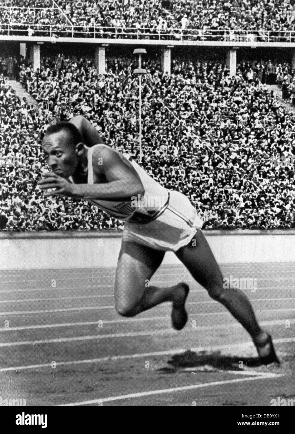 JESSE OWENS (1913-1980) pista americana e un campo sportivo al 1936 Giochi Olimpici di Berlino Foto Stock