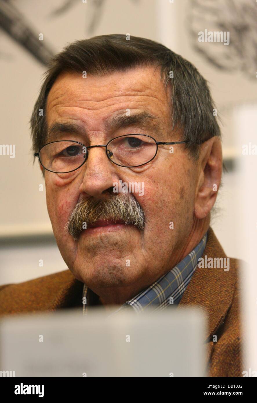 Nobel Prize-winning autore tedesco Guenter Grass, seduto di fronte a i suoi disegni, parla nel corso di una conferenza stampa che si è svolta in associazione con la casa editrice Steidl a Francoforte Fiera del Libro di Francoforte sul Meno, Germania, 12 ottobre 2007. Erba, che celebra il suo ottantesimo compleanno il 16 ottobre 2007, presentata l'edizione completa delle sue opere in corrispondenza alla più grande fiera mondiale di libri Foto Stock