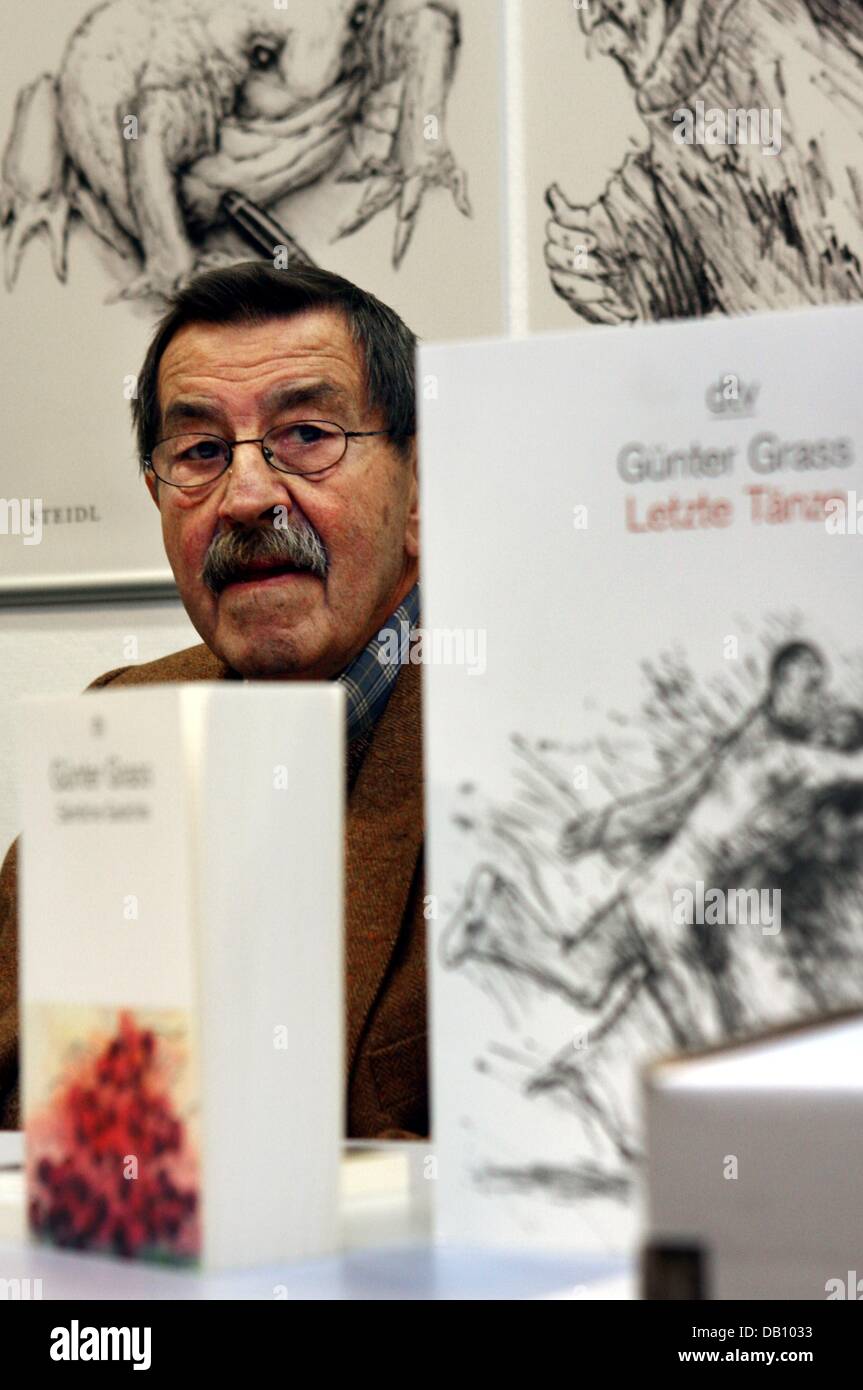 Nobel Prize-winning autore tedesco Guenter Grass, seduto di fronte a i suoi disegni, parla nel corso di una conferenza stampa che si è svolta in associazione con la casa editrice Steidl a Francoforte Fiera del Libro di Francoforte sul Meno, Germania, 12 ottobre 2007. Erba, che celebra il suo ottantesimo compleanno il 16 ottobre 2007, presentata l'edizione completa delle sue opere in corrispondenza alla più grande fiera mondiale di libri Foto Stock