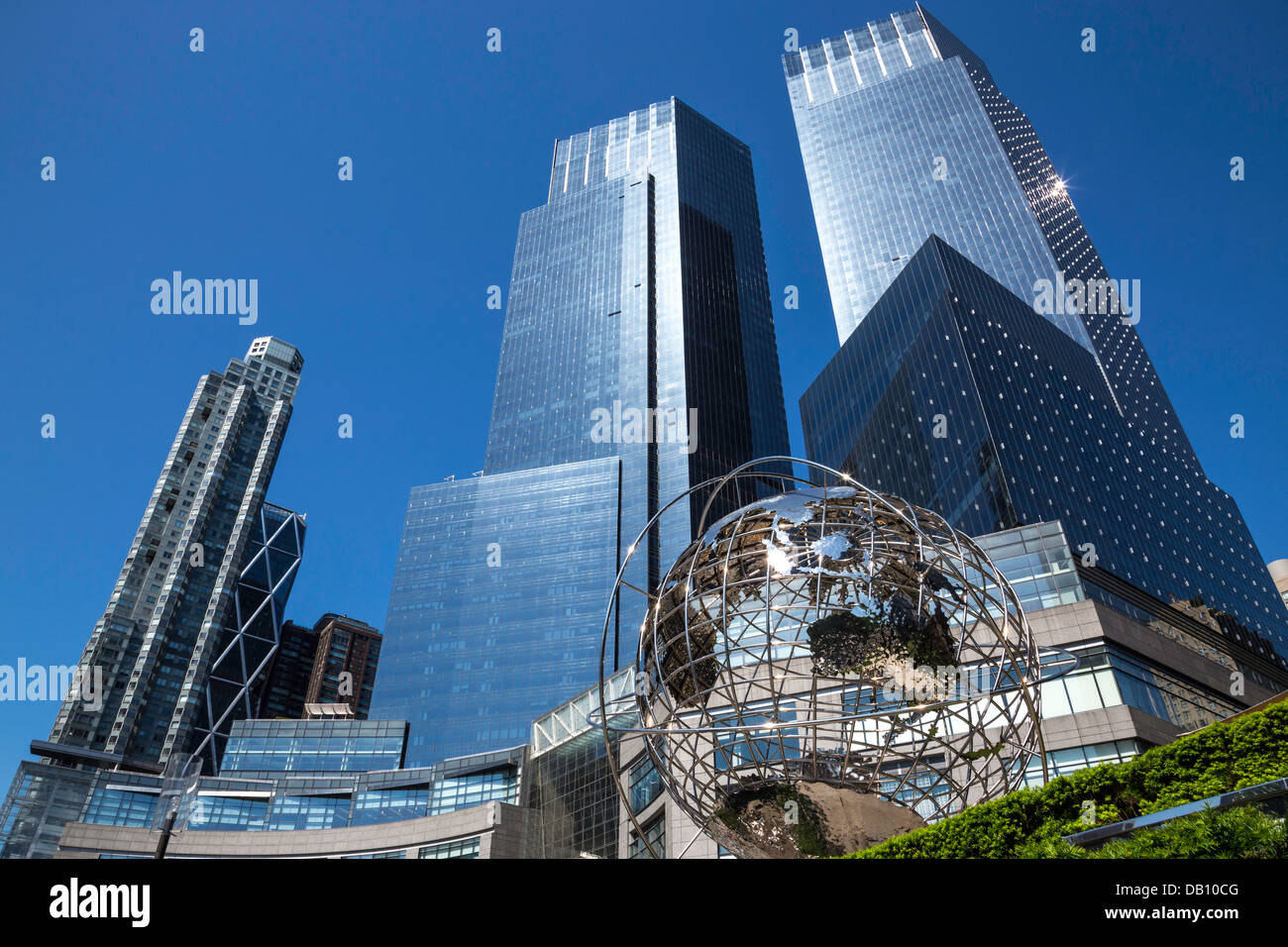 Columbus Circle con Globe e il Deutsche Bank Center, precedentemente Time Warner Center, New York, 2021 Foto Stock