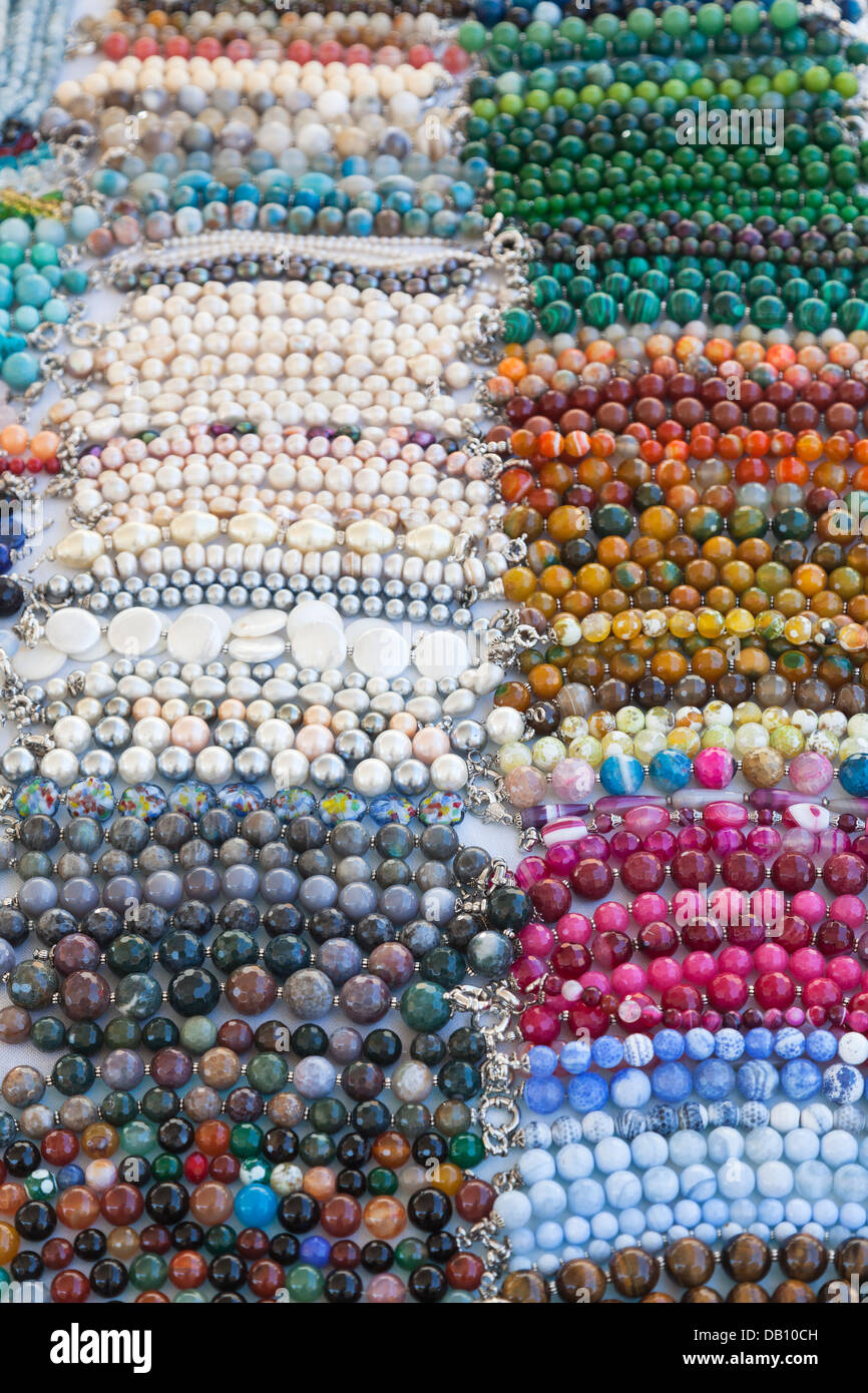 Stringhe Colorate Di Perle Bracciali E Collane Su Un Mercato In Stallo In Italia Originati Dal Punjab India Foto Stock Alamy