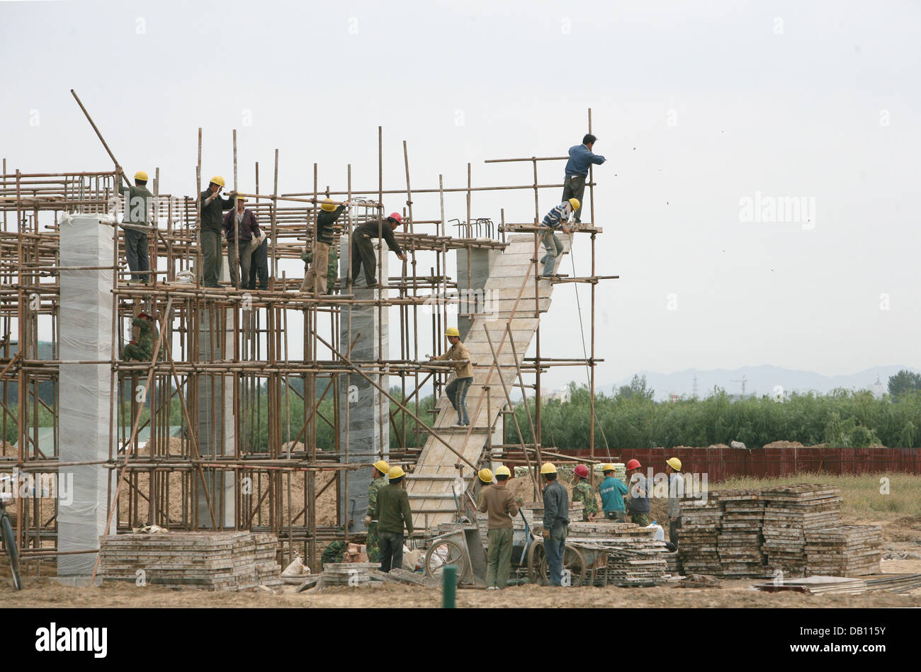 Lavoratori messo un ponteggio vicino a Pechino in Cina, 09 ottobre 2007. Foto: Alexander Becher Foto Stock
