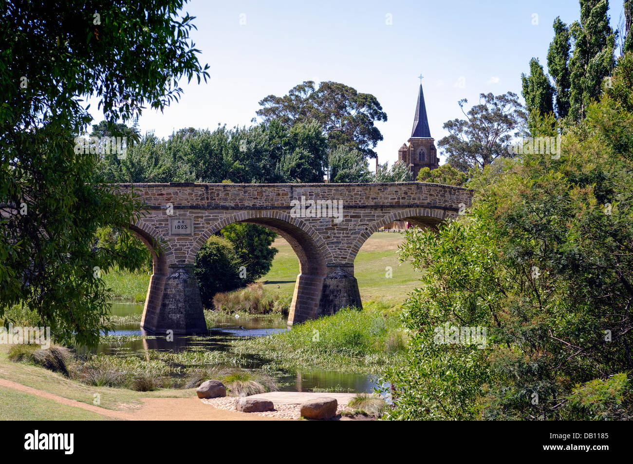 Chiesa di Richmond e Richmond bridge, la Tasmania. Questo è il più antico ponte in Australia, costruita dai detenuti nel 1823. Foto Stock