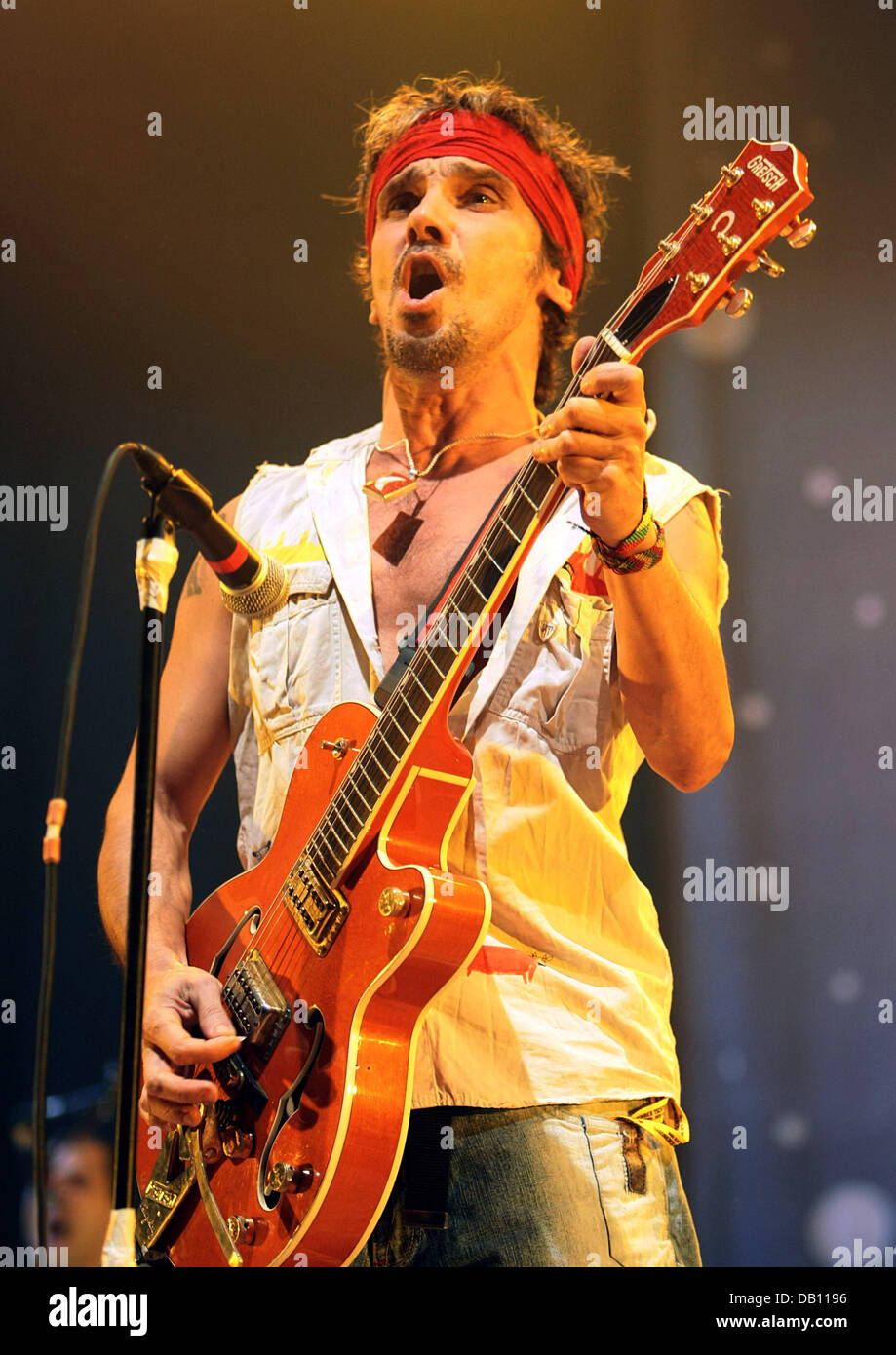 Francese-nato musicista Manu Chao intrattiene la folla durante il suo spettacolo ad Amburgo, Germania, 19 ottobre 2007. Il multi-culturale di musicista, precedentemente attivo con "anu Negra", e la sua band "Radio Bemba Sound System " sono sul tour europeo sul suo ultimo album "La Radiolina'. Foto: Ulrich Perrey Foto Stock