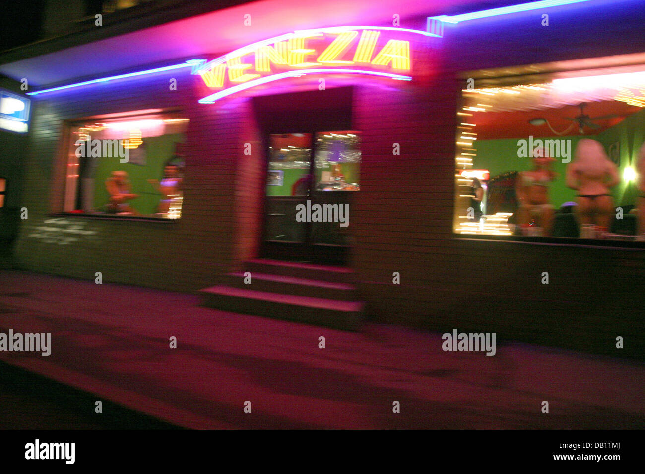 FILE - prostitute pongono in una finestra di un bordel alla E55 autostrada in Dubi, Repubblica ceca, 14 dicembre 2007. L'ex stazione climatica è diventata oggetto di sextourism negli ultimi quindici anni. Foto: Bjoern Steinz Foto Stock