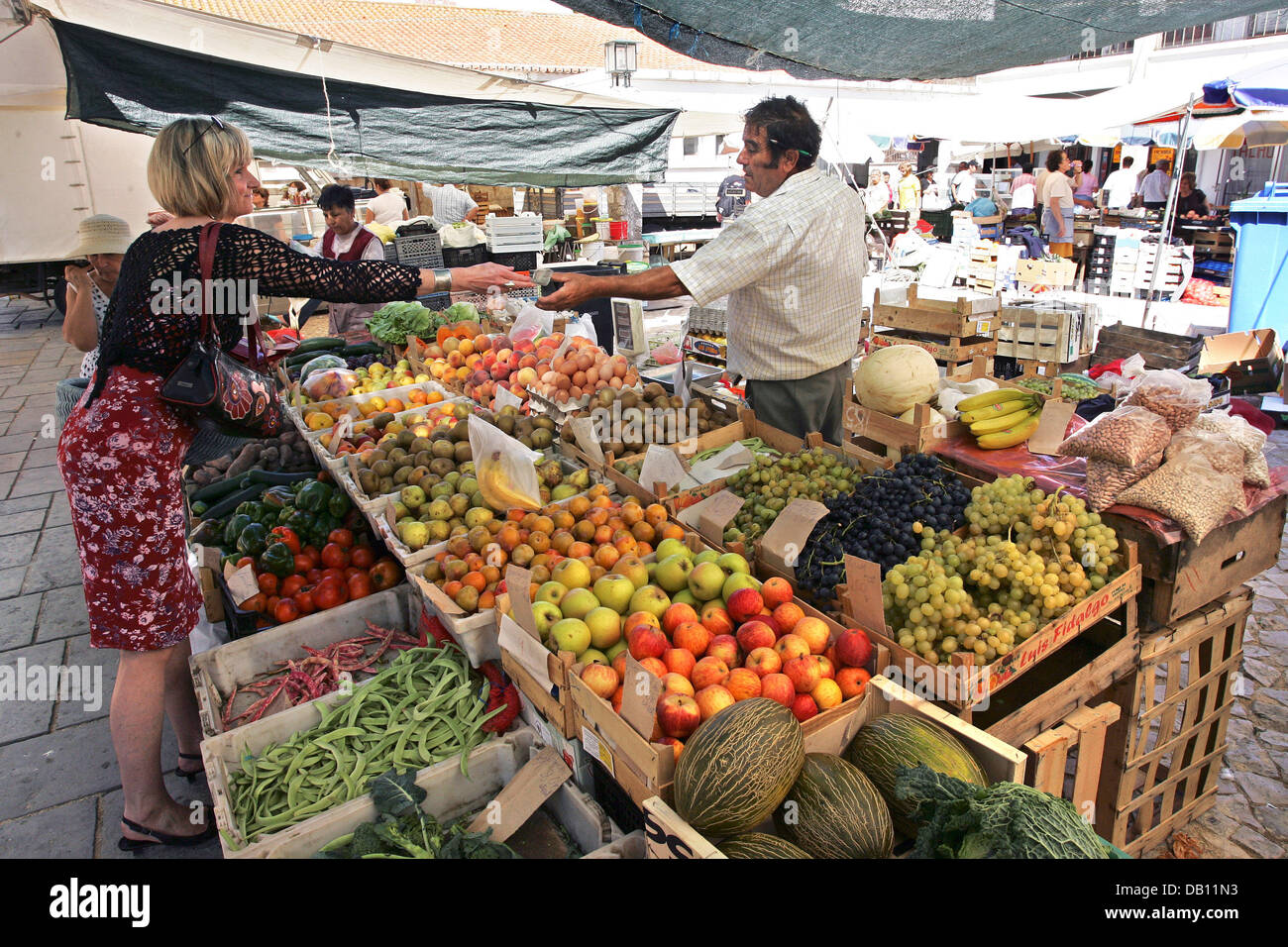 La foto mostra la verdura e la frutta in uno stand al mercato settimanale in Cascais, Portogallo, settembre 2007. Foto: Peter Steffen Foto Stock