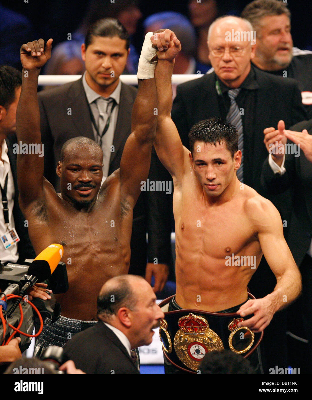 Il tedesco boxe pro Felix Sturm (R) e il suo avversario statunitense Randy Griffin (L) pongono dopo la loro WBA Middleweight title bout in Westafalia Halle, Germania, 20 ottobre 2007. Gli arbitri hanno deciso di regola il bout per un sorteggio che ha lasciato Sturm difendere il suo titolo. Foto: friso Gentsch Foto Stock