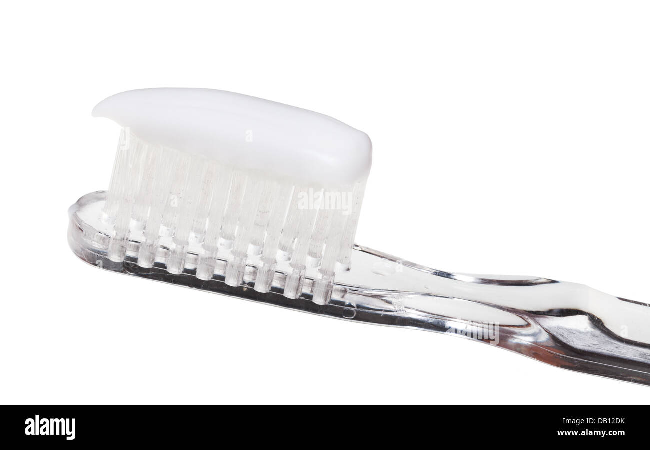 Il dentifricio estruso su uno spazzolino da denti close up isolati su sfondo bianco Foto Stock