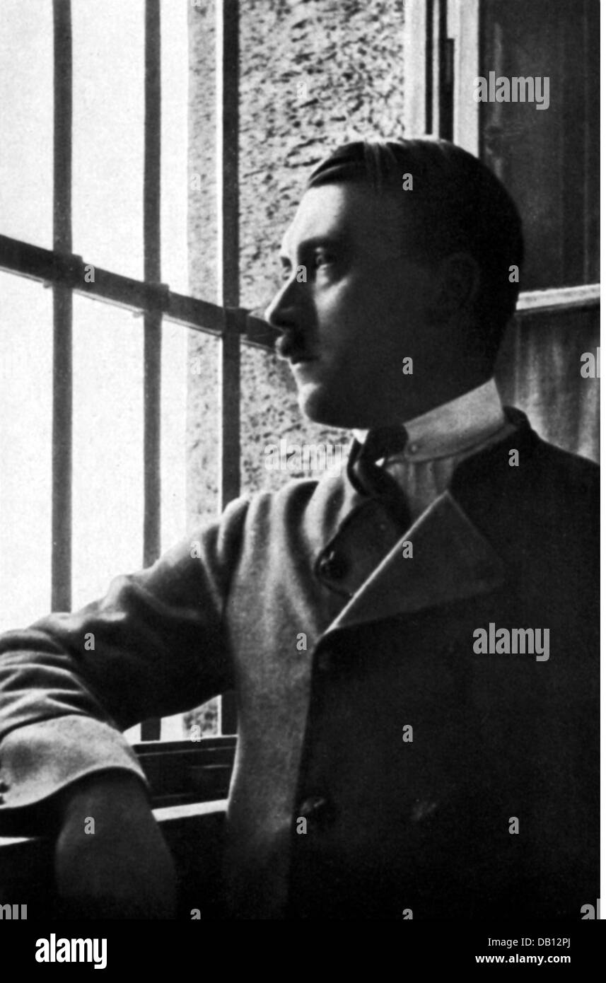 Hitler, Adolf, 20.4.1889 - 30.4.1945, politico tedesco (NSDAP), in custodia nella fortezza Landsberg am Lech, alla finestra della sua cella, 1924, Foto Stock