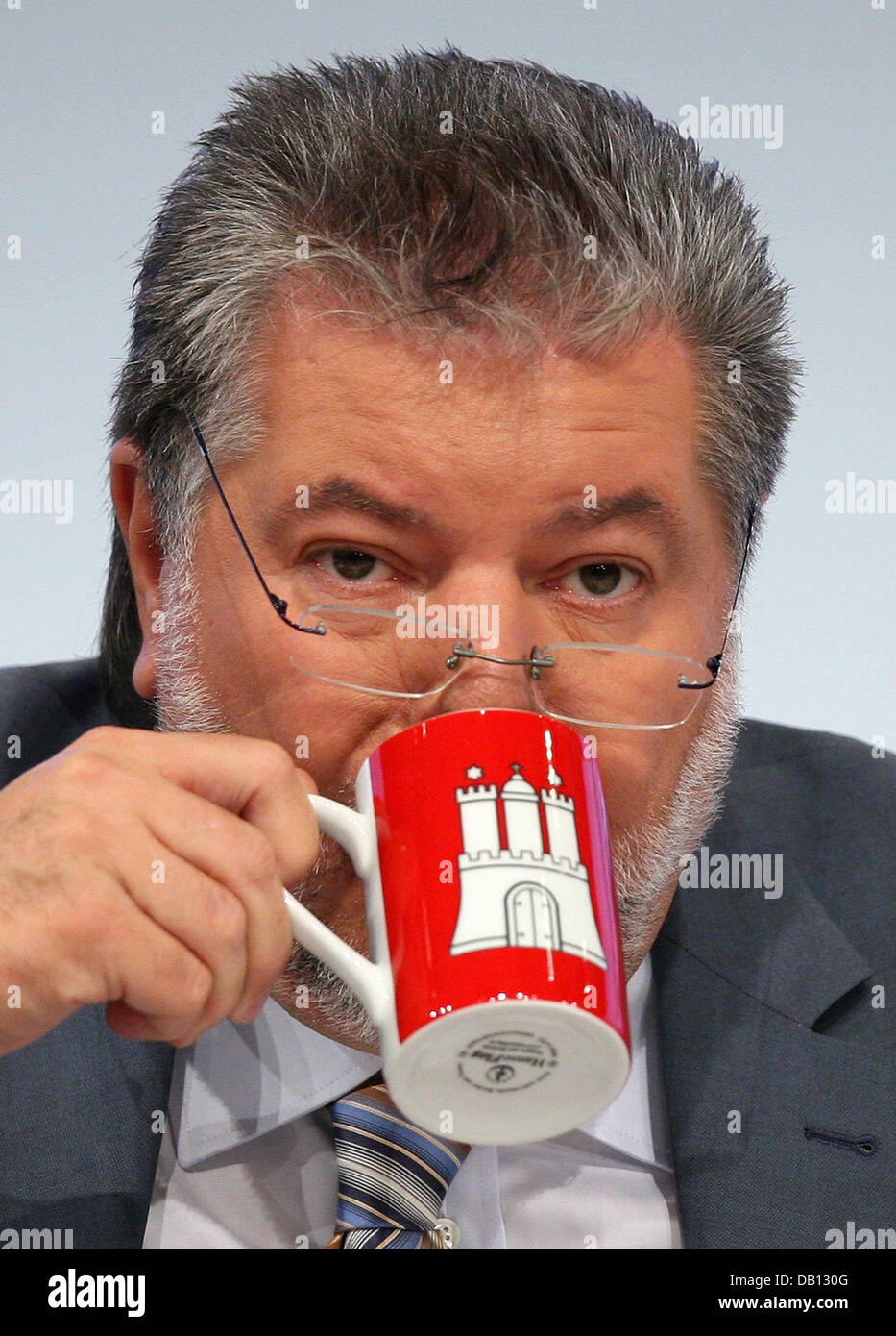 Il Presidente dei Socialdemocratici (SPD) Kurt Beck bevande da una tazza dopo aver tenuto un discorso presso la SPD convenzione ad Amburgo, Germania, 28 ottobre 2007. Il DOCUP desidera affinare il suo profilo nei confronti dei loro partner della coalizione CDU. Foto: Boris Roessler Foto Stock