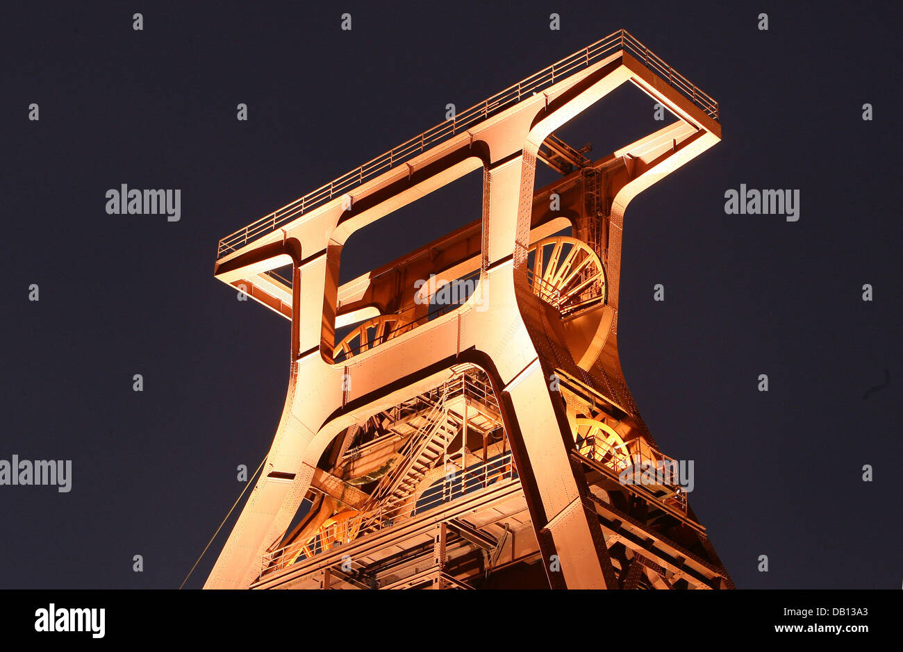 Il salpamento-quadro, simbolo dell'ex miniera di carbone Zollverein, sorge nel cielo di Essen, in Germania, il 25 ottobre 2007. Il cosiddetto "carbone round" aveva deciso nel 1983 di chiudere la miniera di carbone che ha impiegato 5 mila persone e dissotterrato fino a 12.000 tonnellate di carbone al giorno. Oggi il complesso industriale delle Miniere di carbone dello Zollverein è sul sito Patrimonio Mondiale dell'UNESCO lista per la sua eccezionale Foto Stock