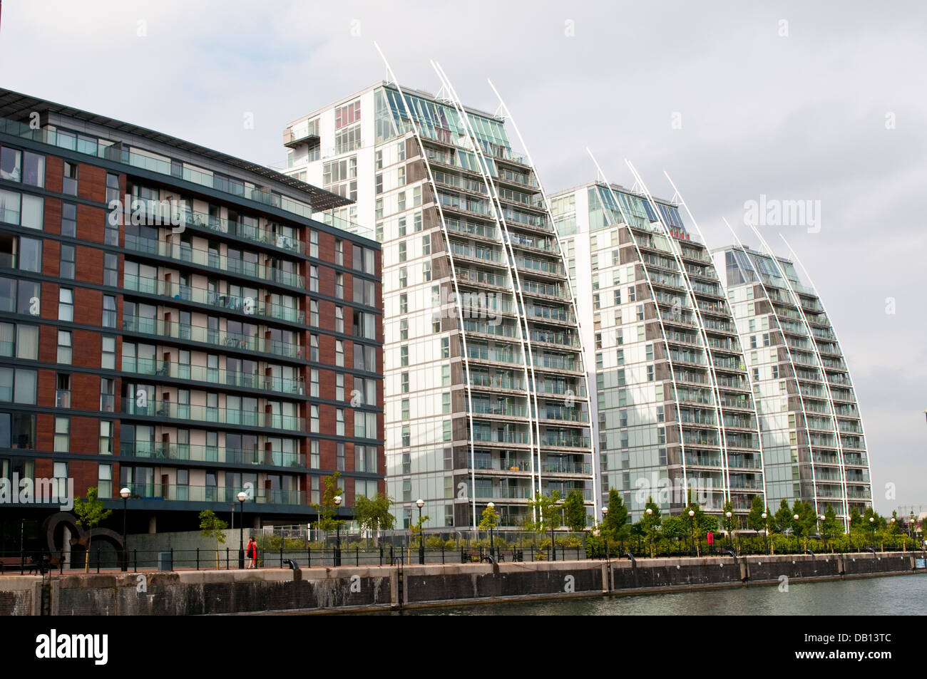 Blocchi residenziali di appartamenti lungo Huron bacino, Salford Quays, Manchester, Regno Unito Foto Stock