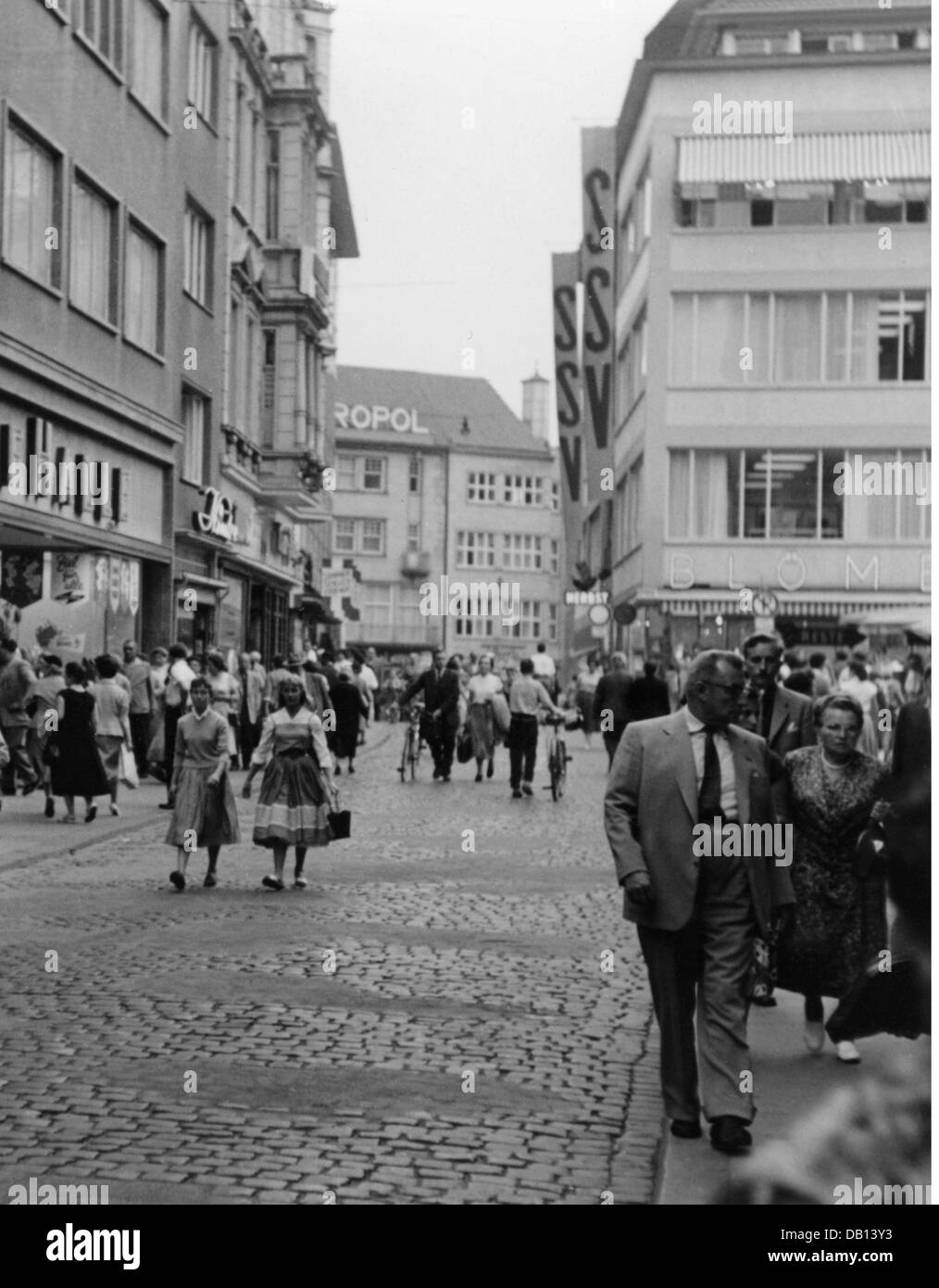 Commercio, negozi, città interna tedesca al momento della vendita di autorizzazione estiva, anni '50, diritti aggiuntivi-clearences-non disponibile Foto Stock