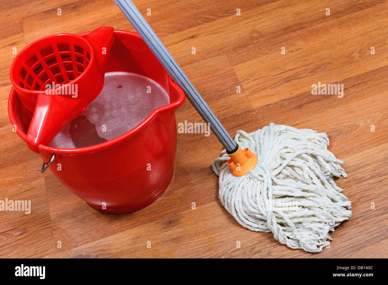 secchio rosso e mocio per la pulizia domestica Foto stock - Alamy