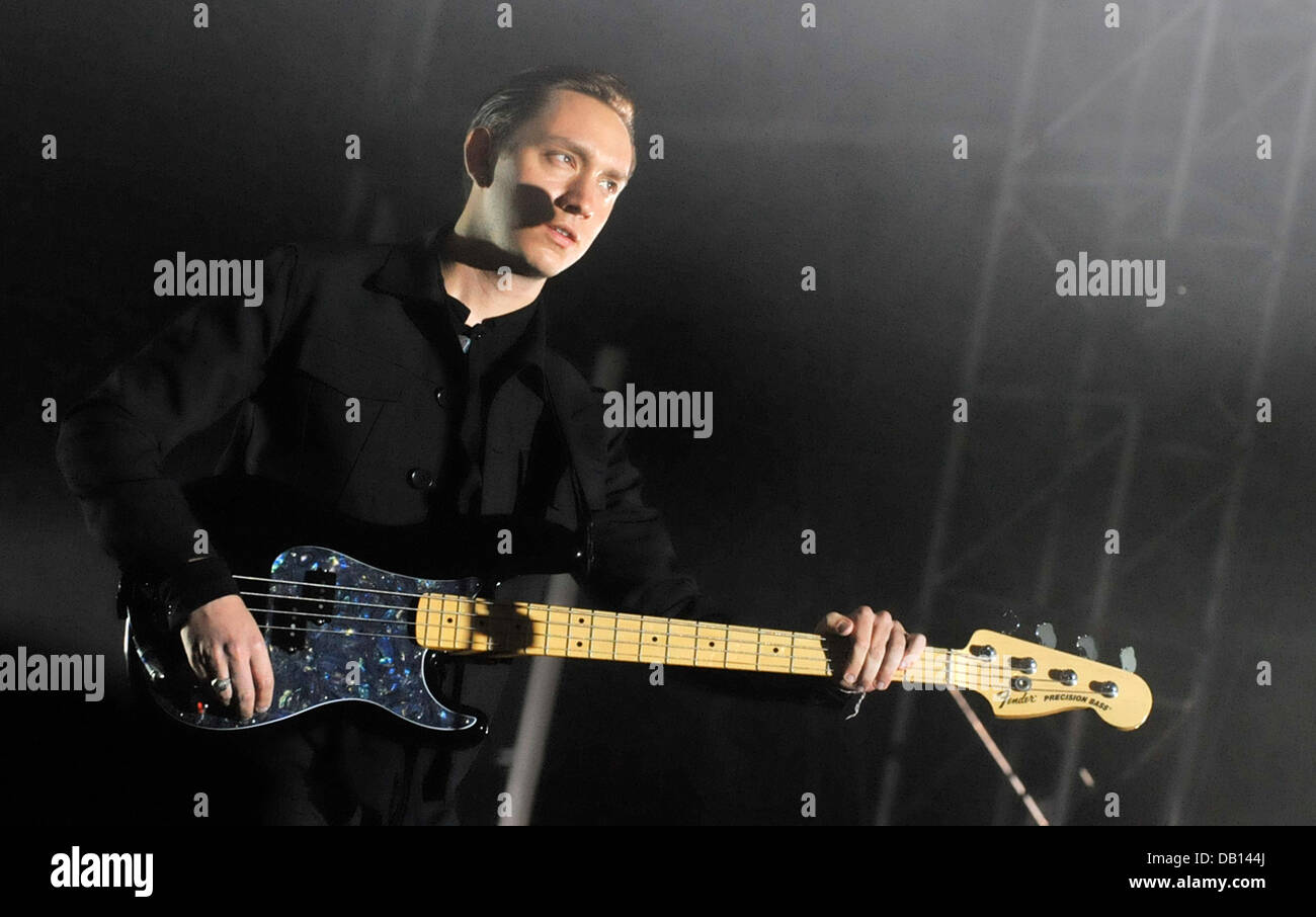 Ostrava, Repubblica Ceca. 21 Luglio, 2013. Il bassista del gruppo britannico XX Oliver Sim esegue durante il festival internazionale della musica di colori di Ostrava Luglio 21, 2013 a Ostrava, Repubblica Ceca. (CTK foto/Jaroslav Ozana) Foto Stock