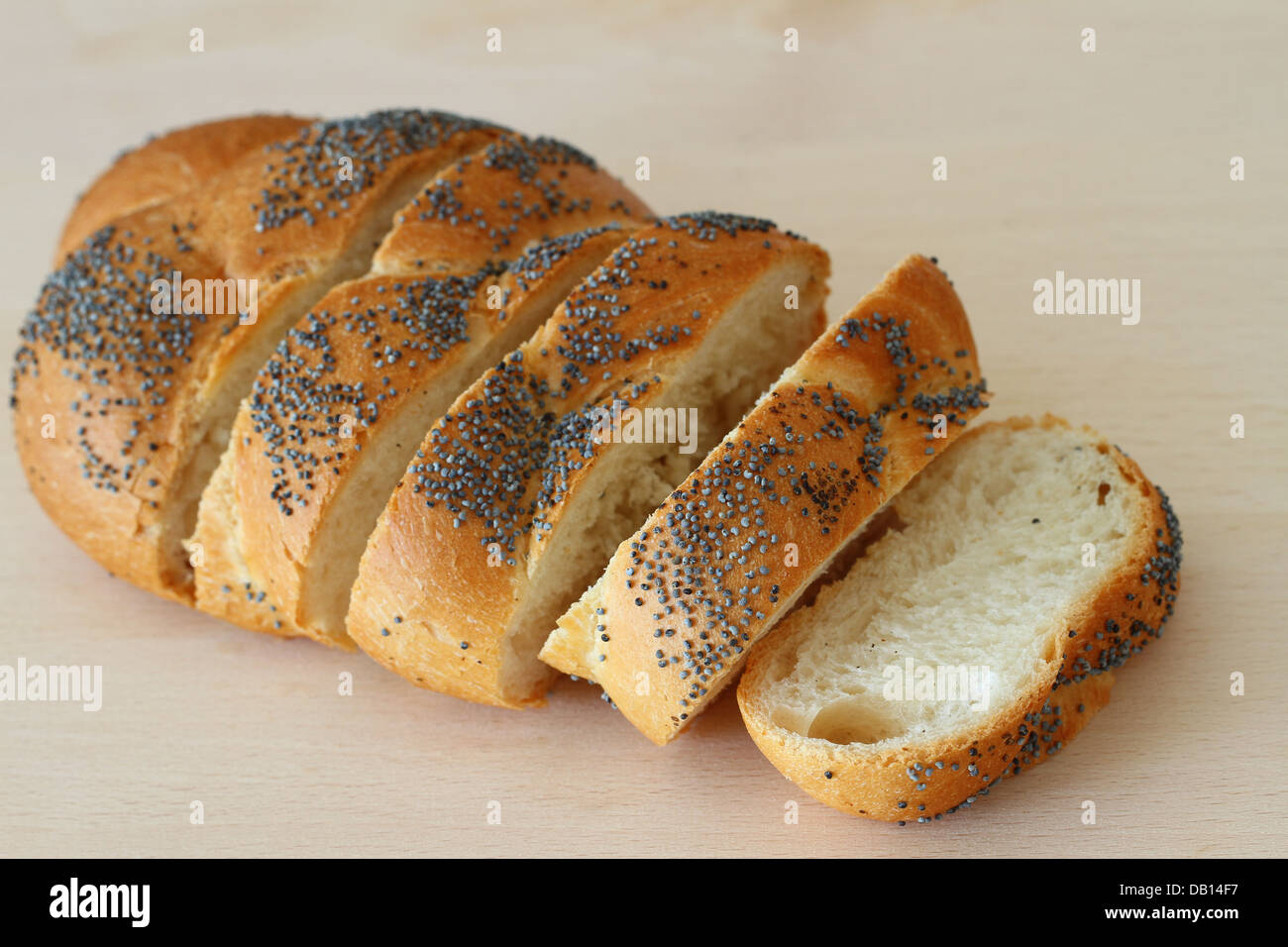 Fette di pane challah sul pannello di legno Foto Stock