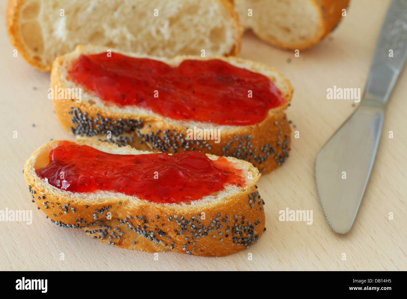 Challah fette con confettura di fragole Foto Stock