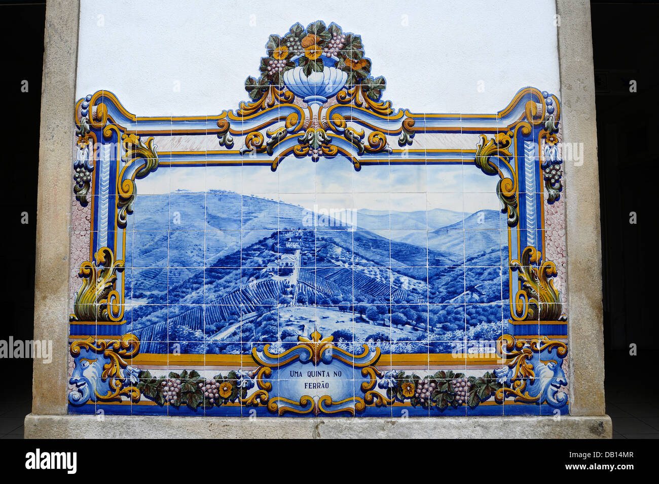 Azulejos sulla parete della stazione ferroviaria Pinhao Douro valle superiore del Portogallo Foto Stock