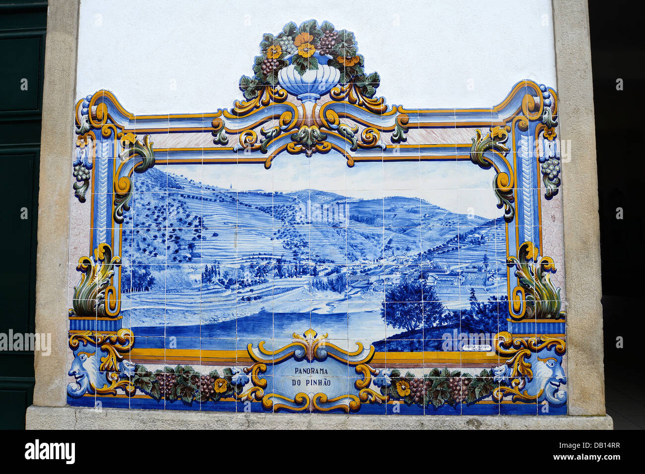 Mostra azulejos valle del Douro fiume sulla parete della stazione ferroviaria Pinhao Douro valle superiore del Portogallo Foto Stock