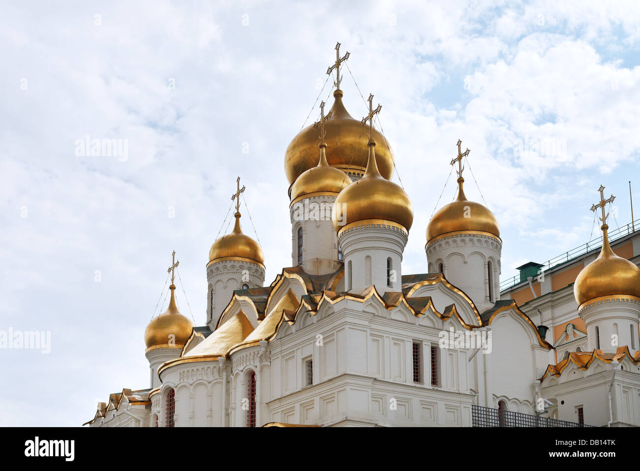 Oro cupola della cattedrale dell'Annunciazione nel Cremlino di Mosca nel giorno di estate Foto Stock
