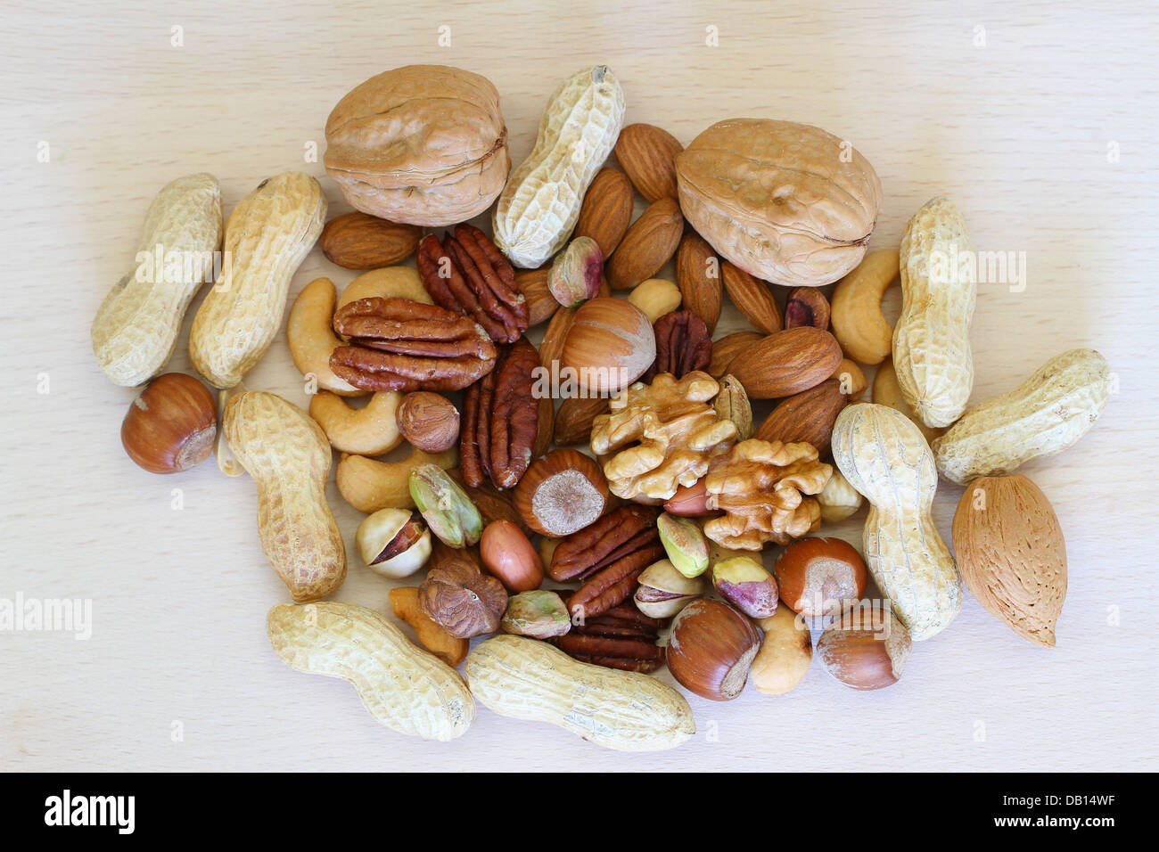 Il dado si mescolano con e senza guscio su una superficie di legno Foto Stock