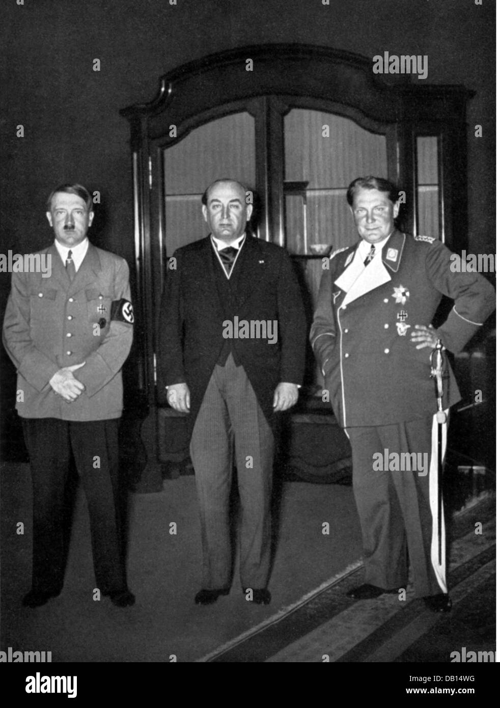 Hitler, Adolf, 20.4.1889 - 30.4.1945, politico tedesco (NSDAP), Cancelliere del Reich 30.1.1933 - 30.4.1945, con Hermann Goering e il primo ministro ungherese Gyula Goemboes, Cancelleria del Reich, Berlino, circa 1934, Foto Stock