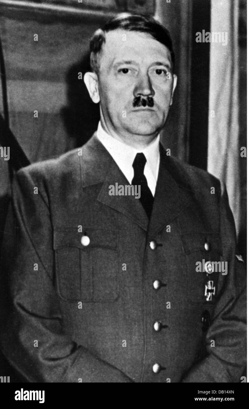 Hitler, Adolf, 20.4.1889 - 30.4.1945, politico tedesco (NSDAP), Cancelliere del Reich 30.1.1933 - 30.4.1945, mezza lunghezza, primi 1940s, Foto Stock