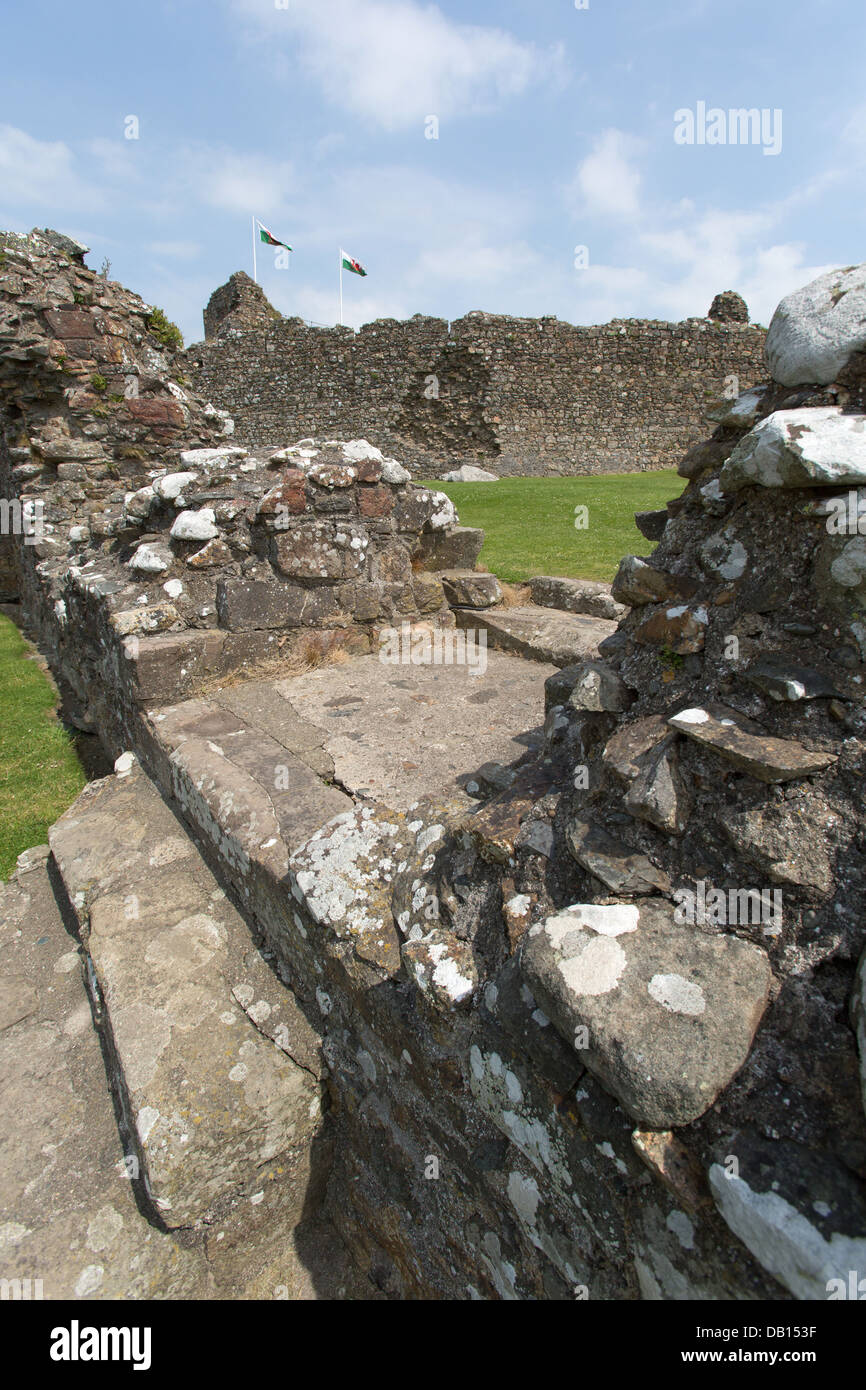 Città di Criccieth, Galles. Il sud-ovest della torre di Criccieth Castle in primo piano. Foto Stock