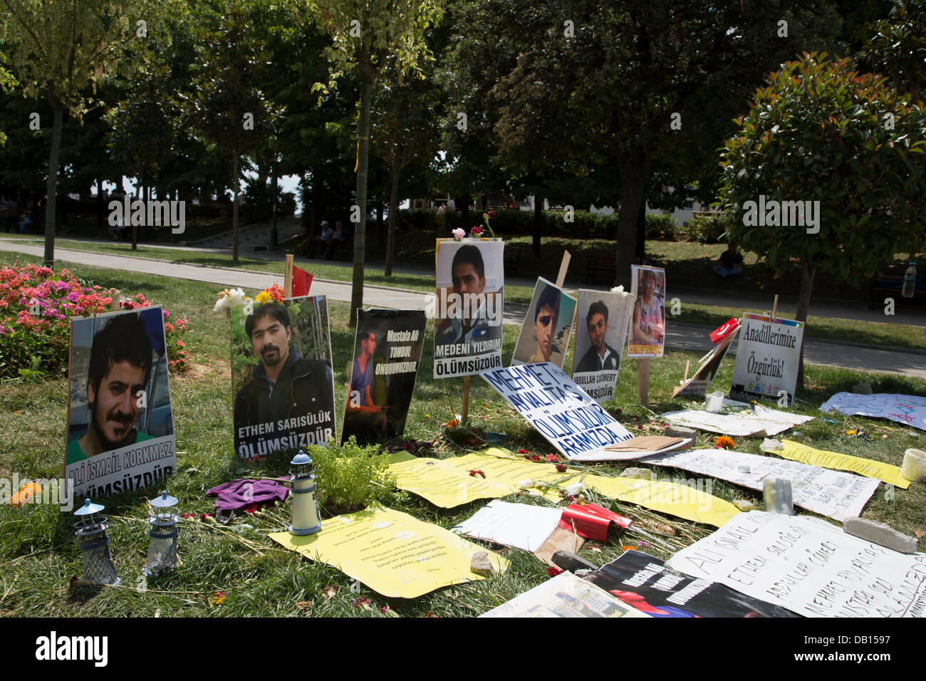 Gezi Park, Istanbul, Turchia -- Foto del 5 giovani morti durante le proteste a livello nazionale per difendere l'ultimo spazio verde in Piazza Taksim, Gezi Park, è collocato nel centro del parco del popolo in ricordo. Foto di Bikem Ekberzade Foto Stock