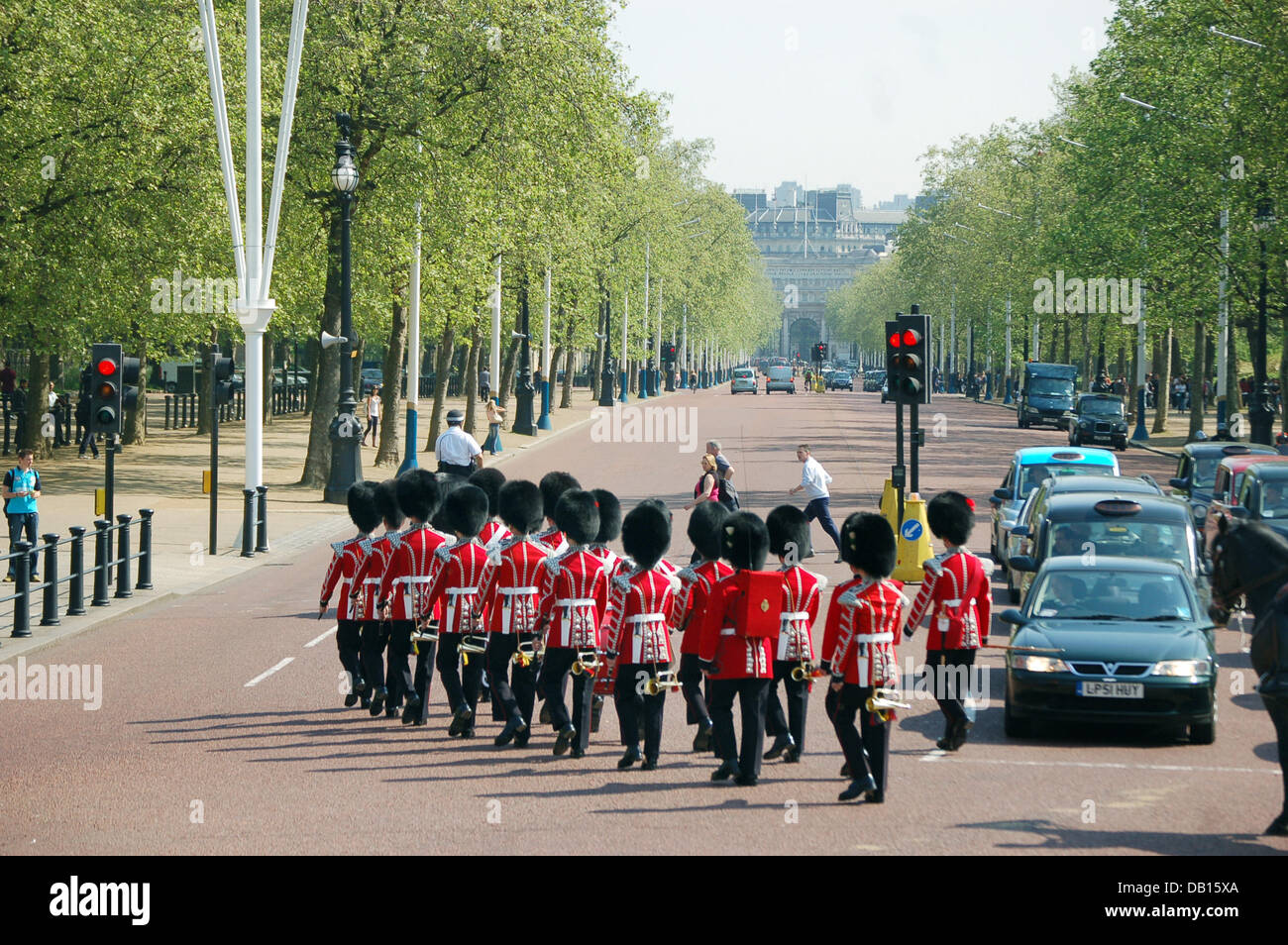 (Dpa) file il file immagine datato Maggio 2006 mostra la banda delle guardie di Coldstream marzo durante il cambio della Guardia a Buckingham Palace di Londra, Regno Unito. Foto: Uwe Gerig Foto Stock