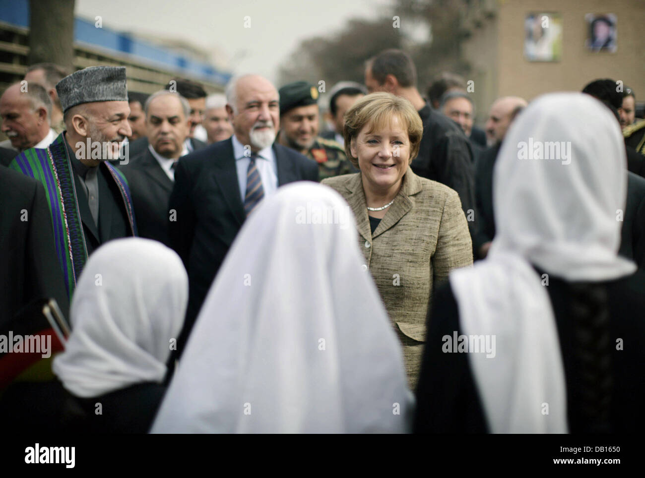 Il presidente dell'Afghanistan, Hamid Karzai sorge accanto al Cancelliere tedesco Angela Merkel, che parla di studenti di sesso femminile a Amani-high school a Kabul, Afghanistan, 03 novembre 2007. Merkel si è recato in Afghanistan sotto alto misure di sicurezza. Il cancelliere della breve viaggio è stato tenuto segreto per l'ultimo. Merkel intende visualizzare la situazione in loco e ispezionare il requisito per cui G Foto Stock