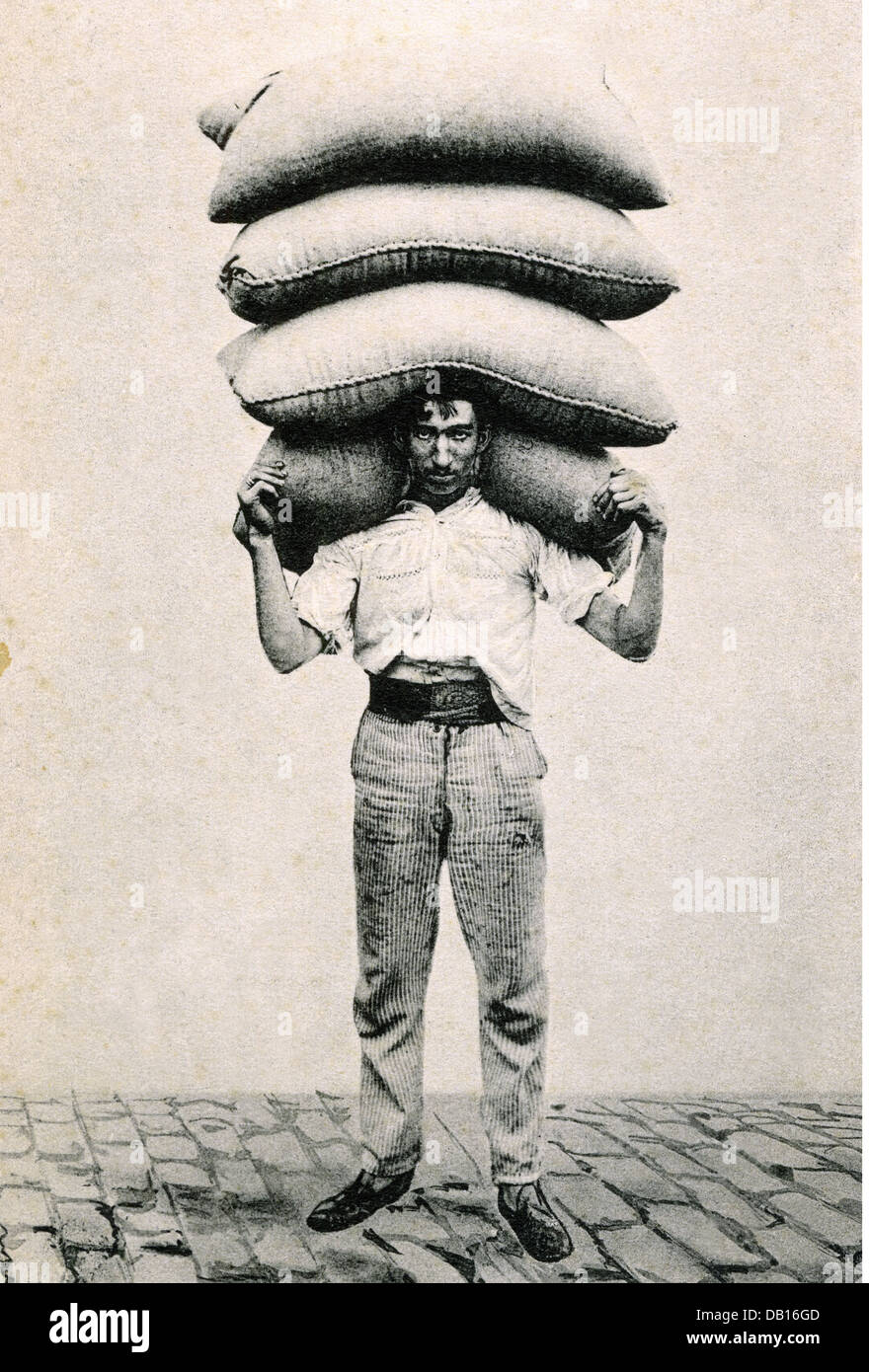 Persone, professione, portatori, trasporto di 242 chilo caffè, Santos, Brasile, cartolina fotografica, circa 1910, diritti aggiuntivi-clearences-non disponibile Foto Stock