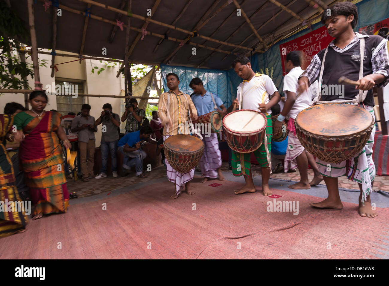Gli studenti Santhal con tamburi in ballo folk in Sud- Foto Stock
