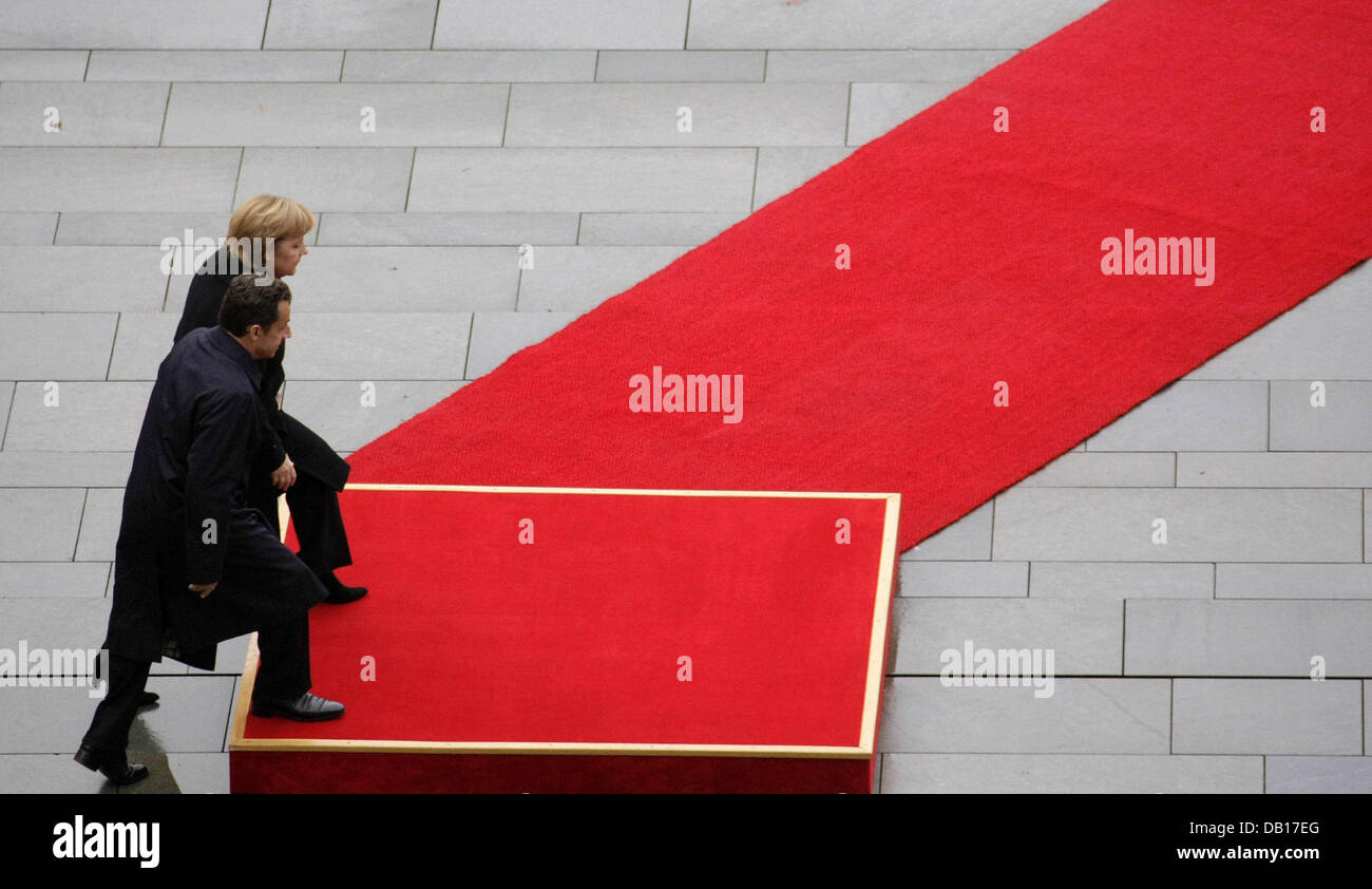 Il cancelliere tedesco Angela Merkel accoglie il Presidente francese Nicolas Sarkozy con gli onori militari presso la cancelleria di Berlino, Germania, 12 novembre 2007. Nell' ambito del Consiglio franco-tedesco dei ministri politici intende concentrarsi sulla integrazione degli immigrati. Foto: Foto: HANNIBAL HANSCHKE Foto Stock