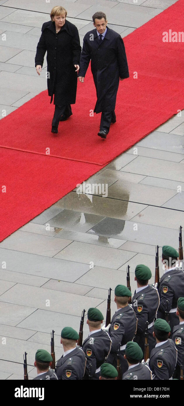 Il cancelliere tedesco Angela Merkel accoglie il Presidente francese Nicolas Sarkozy con gli onori militari presso la cancelleria di Berlino, Germania, 12 novembre 2007. Membri del gabinetto di entrambe le nazioni intendono concentrarsi sull'integrazione degli immigrati nell' ambito del Consiglio franco-tedesco di ministri. Foto: Foto: HANNIBAL HANSCHKE Foto Stock