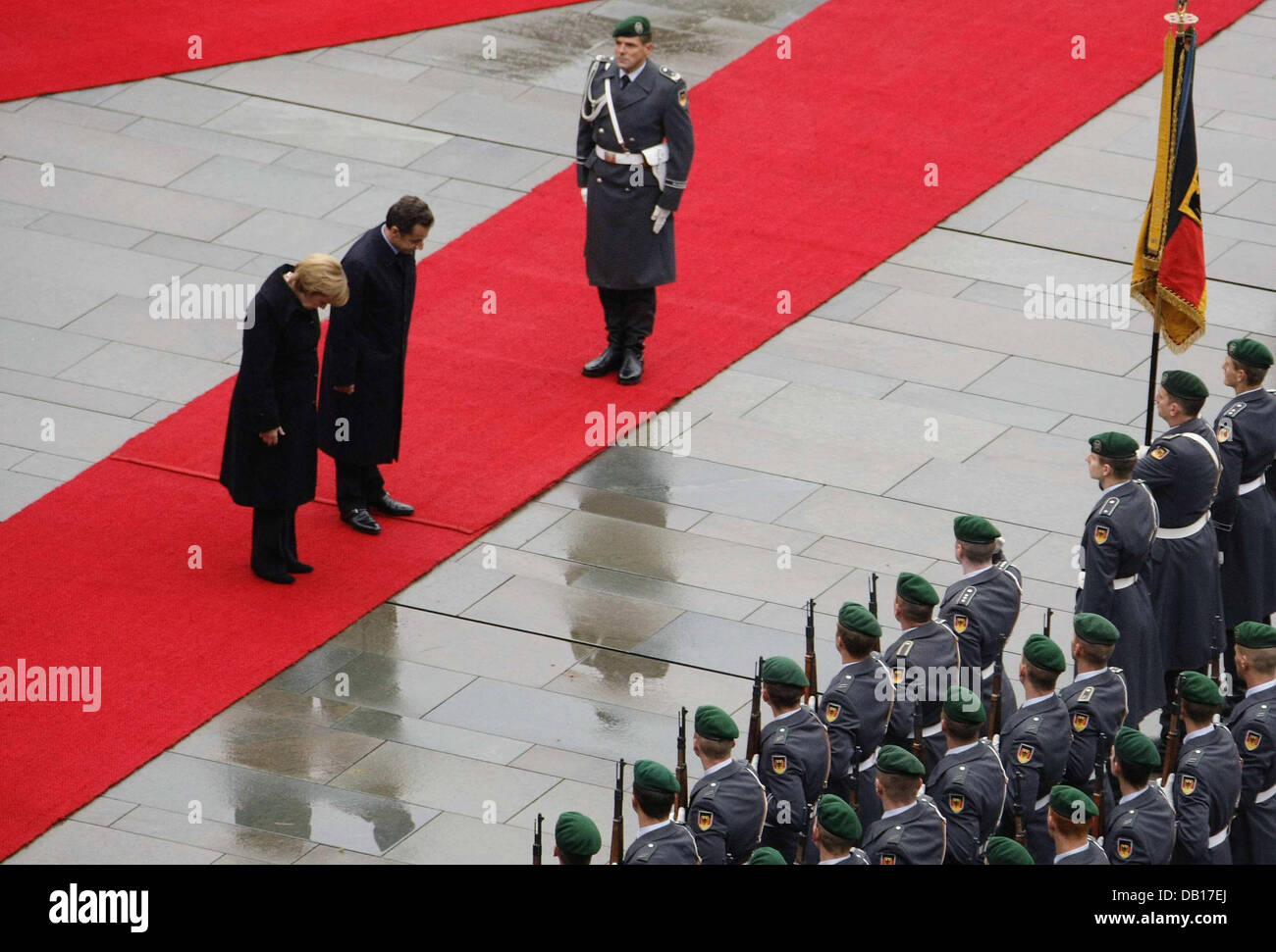 Il cancelliere tedesco Angela Merkel accoglie il Presidente francese Nicolas Sarkozy con gli onori militari presso la cancelleria di Berlino, Germania, 12 novembre 2007. Membri del gabinetto di entrambe le nazioni intendono concentrarsi sull'integrazione degli immigrati nell' ambito del Consiglio franco-tedesco di ministri. Foto: Foto: HANNIBAL HANSCHKE Foto Stock