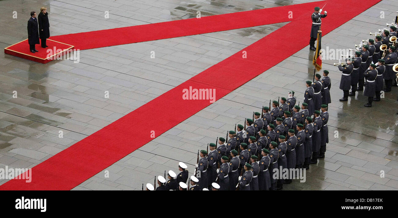 Il cancelliere tedesco Angela Merkel accoglie il Presidente francese Nicolas Sarkozy con gli onori militari presso la cancelleria di Berlino, Germania, 12 novembre 2007. Membri del gabinetto di entrambe le nazioni intendono concentrarsi sull'integrazione degli immigrati durante il Consiglio franco-tedesco di ministri. Foto: Foto: HANNIBAL HANSCHKE Foto Stock