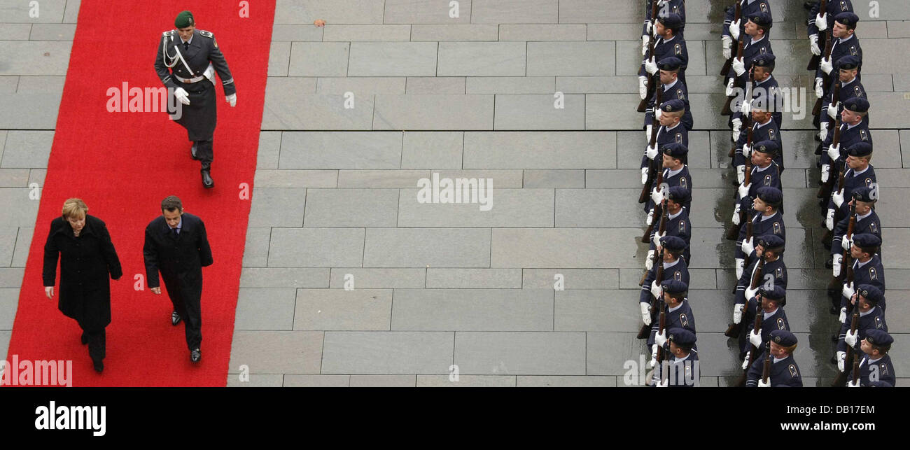 Il cancelliere tedesco Angela Merkel accoglie il Presidente francese Nicolas Sarkozy con gli onori militari presso la cancelleria di Berlino, Germania, 12 novembre 2007. Membri del gabinetto di entrambe le nazioni intendono concentrarsi sull'integrazione degli immigrati durante il Consiglio franco-tedesco di ministri. Foto: Foto: HANNIBAL HANSCHKE Foto Stock