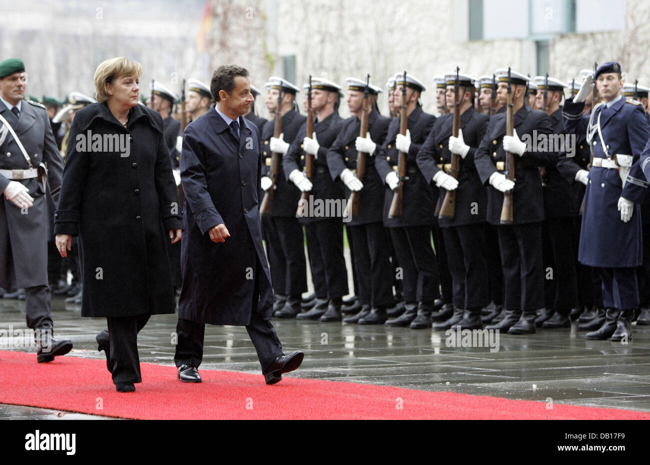 Il cancelliere tedesco Angela Merkel accoglie il Presidente francese Nicolas Sarkozy con gli onori militari presso la cancelleria di Berlino, Germania, 12 novembre 2007. Membri del gabinetto di entrambe le nazioni intendono concentrarsi sull'integrazione degli immigrati durante il Consiglio franco-tedesco di ministri. Foto: Foto: RAINER JENSEN Foto Stock