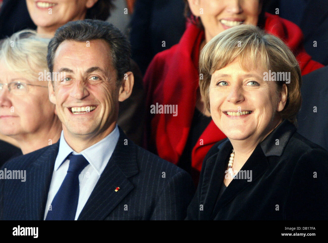 Il cancelliere tedesco Angela Merkel e il Presidente francese Nicolas Sarkozy posano con i loro ministri per una foto di gruppo presso la cancelleria di Berlino, Germania, 12 novembre 2007. Membri del gabinetto di entrambe le nazioni intendono concentrarsi sull'integrazione degli immigrati durante il Consiglio franco-tedesco di ministri. Foto: Foto: JOHANNES EISELE Foto Stock