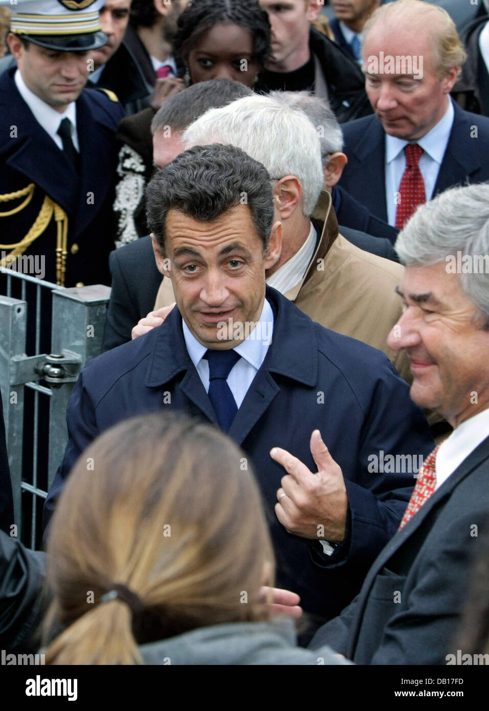 Il Presidente francese Nicolas Sarkozy visite Romain-Rolland-scuola grammer con il cancelliere tedesco Merkel a Berlino, Germania, 12 novembre 2007. Nell' ambito del Consiglio franco-tedesco dei ministri, i politici intendono concentrarsi sull'integrazione degli immigrati, come Merkel ha riferito. Foto: Foto: Soeren Stache Foto Stock