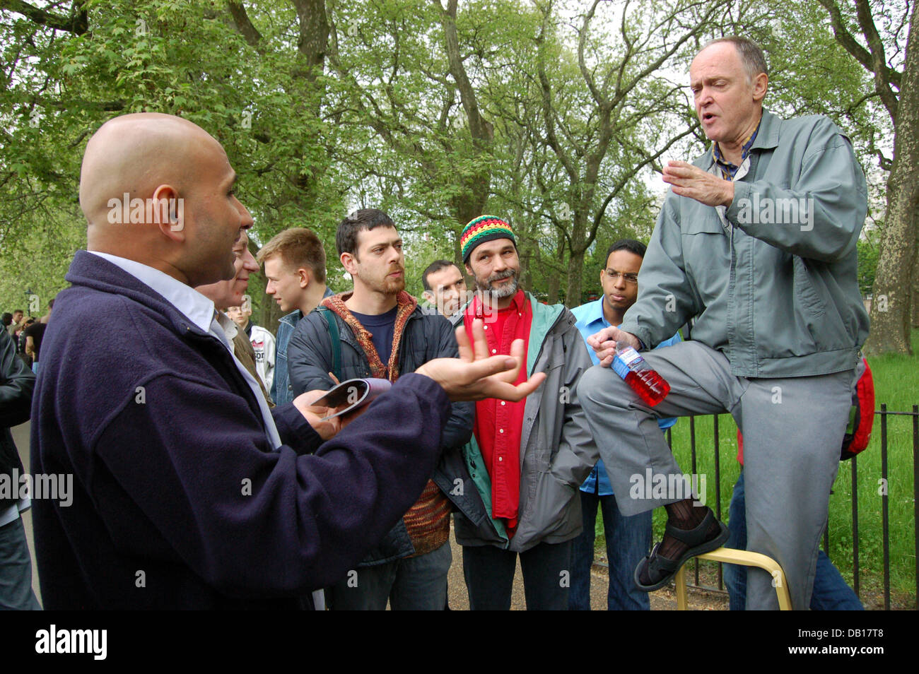 Gli uomini discutono a Speakers' Corner di Hyde Park a Londra, Regno Unito, maggio 2006. Karl Marx e George Orwell sono solo due dei nomi famosi che hanno parlato a Speakers' Corner. Foto: Uwe Gerig Foto Stock