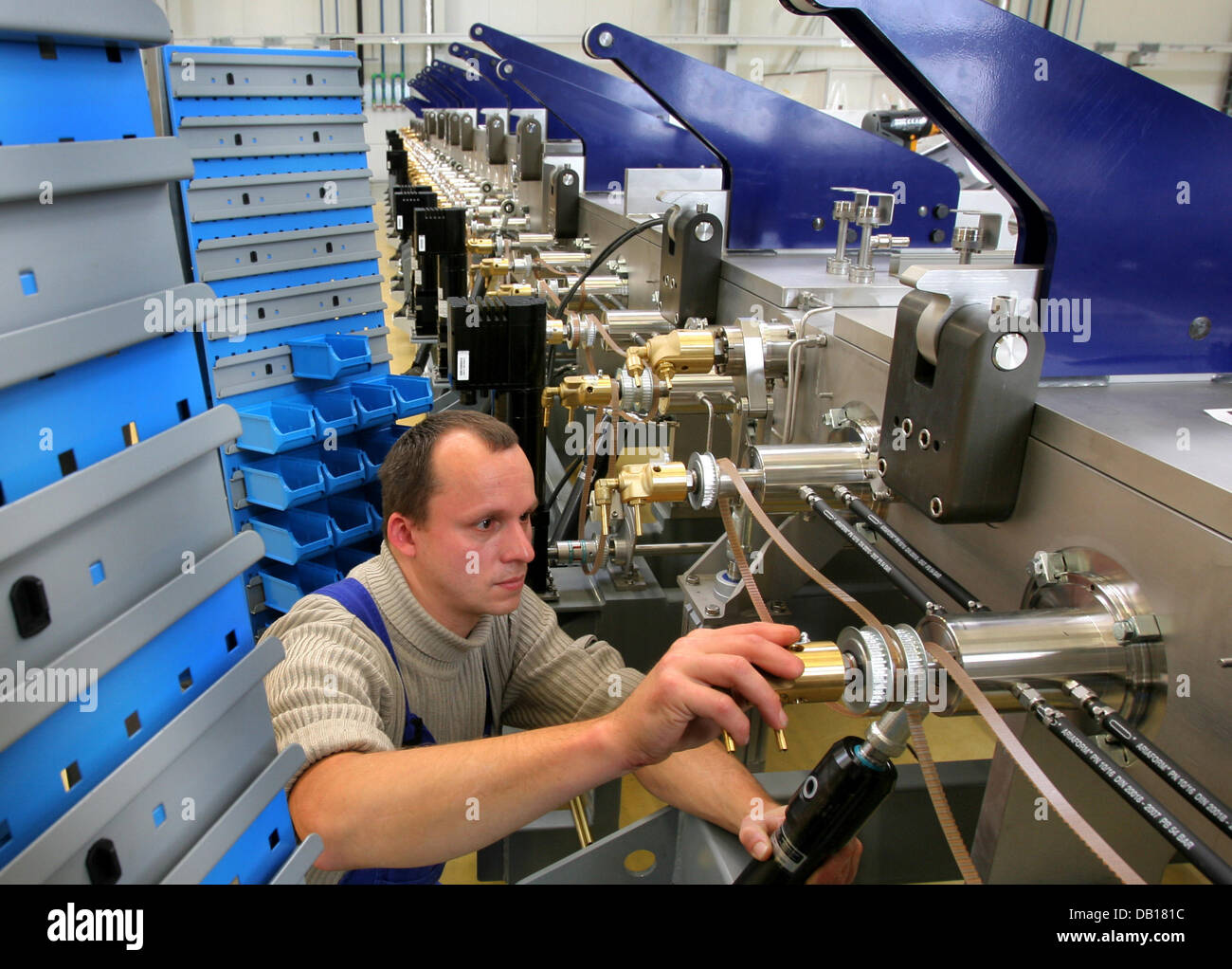 Ralf Fischer funziona su un rivestimento anti-riflettente è necessario un dispositivo per la produzione di silicio cristallino celle solari al 'Roth & Rau' impianto in Hohenstein-ernstthal, Germania, 14 novembre 2007. La società che è quotata in borsa, ha registrato un aumento dei ricavi da 318 per cento e degli utili da 330 per cento, durante i primi sei mesi del 2007. Un nuovo 8,000 mq pro Foto Stock