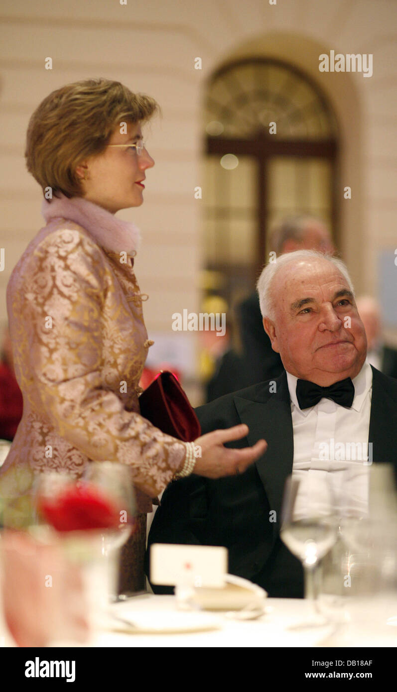 L'ex cancelliere tedesco Helmut Kohl è raffigurato con la sua partner Maike Richter presso il Museo Ebraico di Berlino, Germania, 17 novembre 2007. Kohl è stato onorato con il museo del " Premio per la comprensione e la tolleranza" per far avanzare la comprensione fra ebrei e cristiani che vivono in Germania. Foto: Miguel Villagran (ATTENZIONE: solo uso editoriale) Pool Foto Stock