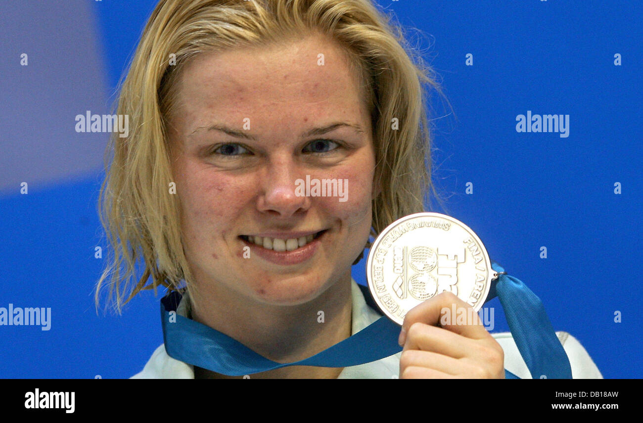 Secondo posto il tedesco Britta Steffen presenta la sua medaglia d argento dopo 100 metri finali di freestyle presso la piscina di Coppa del Mondo a Berlino, 18 novembre 2007. Foto: GERO BRELOER Foto Stock